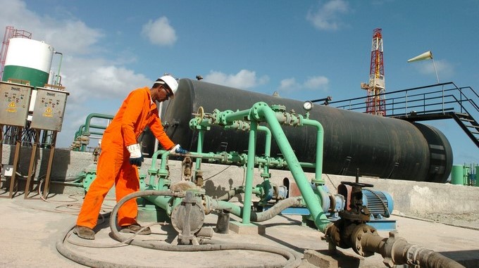 Fotografía de un trabajador en una planta de petróleo. EFEArchivo
