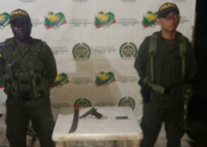 Al notar la presencia de la Policía dos sujetos huyeron y abandonaron una pistola en Murindó 2 Pistola encontrada en Murindó.