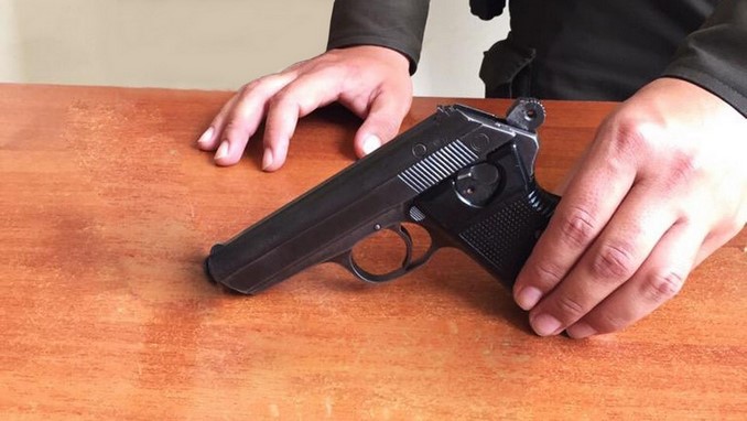 Una pistola 9mm y una 'bomba' de basuco abandonó en una vivienda cuando notó a la Policía 1 pistola_incautada