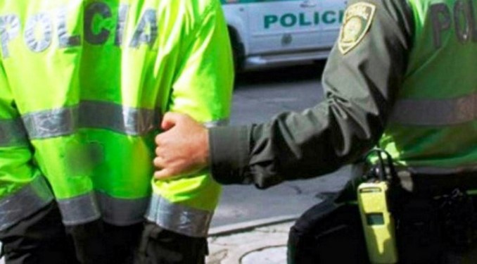 Policía capturado, detenido
