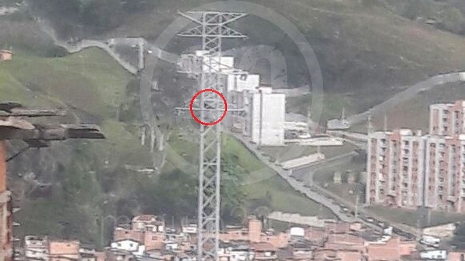 Hombre subió a torre de energía para protestar.