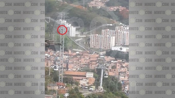 Hombre subió a torre de energía para protestar.