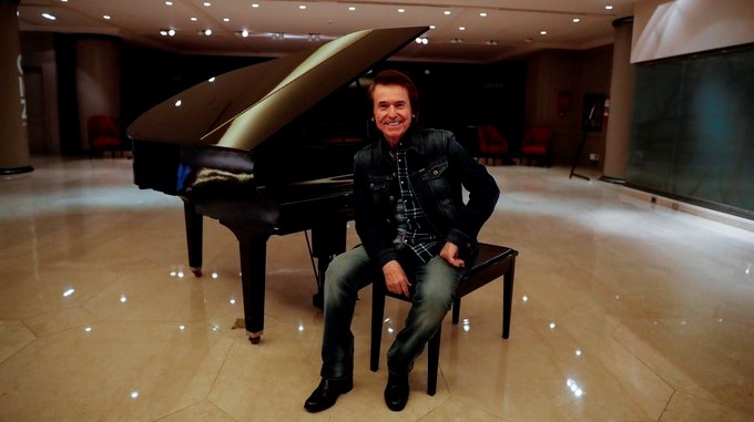 Fotografía del 6 de marzo de 2017 del cantante español Raphael durante una entrevista con Efe en un céntrico hotel de Buenos Aires (Argentina). EFE