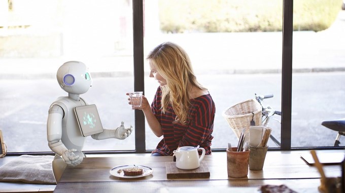 Fotografía facilitada por SoftBank Robotics, de una mujer conversando con un robot, para los que cada vez más voces reclaman que los que sustituyan a humanos coticen por el trabajo que desempeñen. EFE