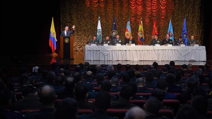 El Presidente Santos se dirige a más de 150 generales y almirantes de las Fuerzas Militares y la Policía en el Teatro Patria