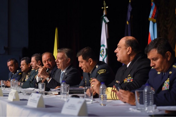 El Presidente Santos se dirige a más de 150 generales y almirantes de las Fuerzas Militares y la Policía en el Teatro Patria