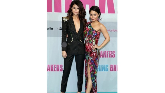 Las actrices estadounidenses Selena Gómez (i) y Vanessa Hudgens. EFE/Archivo