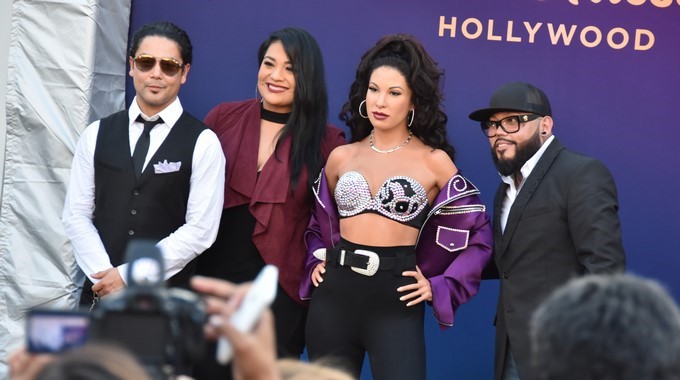 Los familiares de la artista Selena Quintanilla Chris Pérez (i), viudo de Selena y los hermanos Suzette (2-i) y Abraham Isaac Quintanilla (d) posan con la figura de cera de Selena el pasado, martes 30 de agosto de 2016, en el museo de cera Madame Tussauds en Hollywood, Los Ángeles (EE.UU.) EFE/Archivo