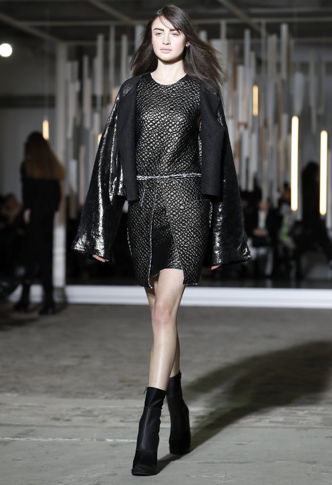 Una modelo presenta una creación del diseñador portugués de moda Luis Buchinho para la temporada Otoño-Invierno 2017/2018 durante la Semana de Moda de París, Francia, hoy 1 de marzo de 2017. La Semana de Moda de París se celebra del 28 de febrero al 7 de marzo. EFE