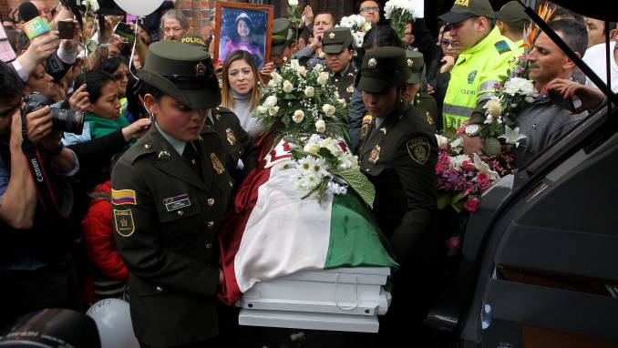 Un grupo de personas acompaña el féretro de la niña Yuliana Andrea Samboni Muñoz el 7 de diciembre de 2016, en Bogotá