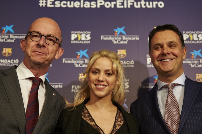La cantante Shakira Mebarak, fundadora de la Fundación Pies Descalzos, con el vicepresidente del FC Barcelona, Jordi Cardoner (i), y el responsable del área educativa de la Fundación La Caixa, Xavier Bartolí (d), durante la presentación, hoy en Barcelona, del proyecto para construir una escuela de nuevo paradigma en una de las zonas más conflictivas de Barranquilla (Colombia). EFE