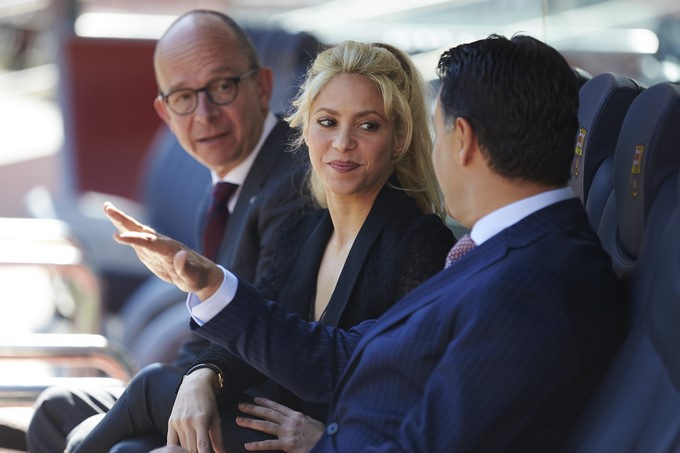 La cantante Shakira Mebarak, fundadora de la Fundación Pies Descalzos, con el vicepresidente del FC Barcelona, Jordi Cardoner (i), y el responsable del área educativa de la Fundación La Caixa, Xavier Bartolín (d), durante la presentación, hoy en Barcelona, del proyecto para construir una escuela de nuevo paradigma en una de las zonas más conflictivas de Barranquilla (Colombia), con la colaboración de las fundaciones del FC Barcelona y de La Caixa. EFE