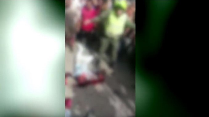 EN VIDEO: Una turba habría matado a golpes a dos presuntos sicarios en Cali