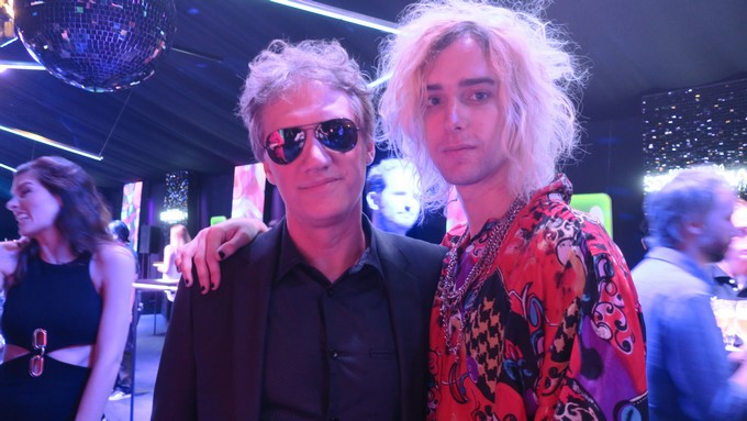 Charly Alberti (i), integrante de Soda Stereo y Benito Cerati (d), hijo del fallecido cantante de la banda, Gustavo Cerati, posan durante la noche de estreno del espectáculo "SEP7IMO DÍA - No Descansaré", producido por Pop Art Music en compañía del Cirque Du Soleil, basado en las canciones de la banda de rock argentino Soda Stereo este 9 de marzo de 2017, en Buenos Aires (Argentina). EFE