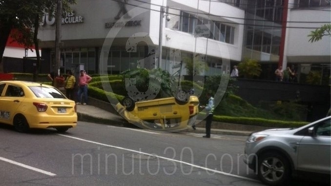Taxi volcado en El Poblado.