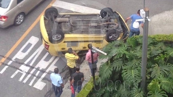 Taxi volcado en El Poblado.