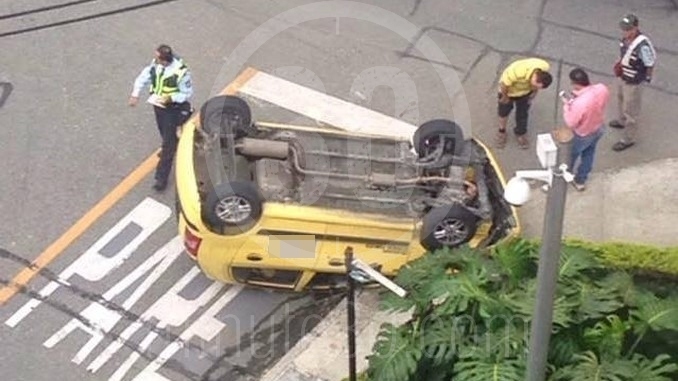 Taxi volcado en El Poblado.