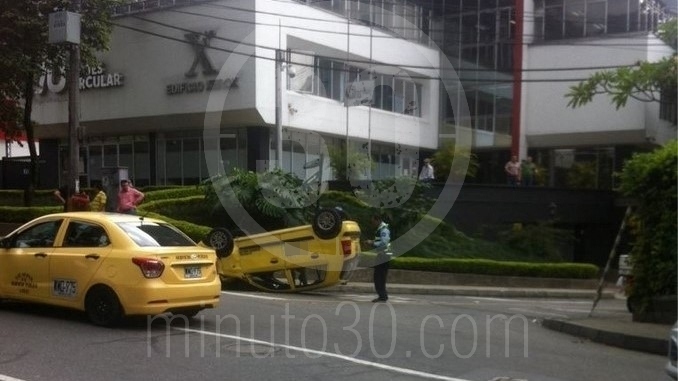 Taxi volcado en El Poblado.