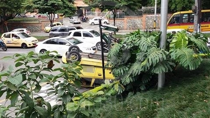 Taxi volcado en El Poblado.