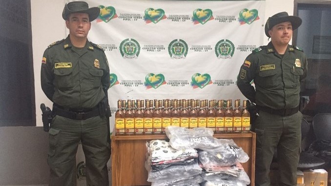 Tequila y blusas incautadas en Santa Fe de Antioquia.