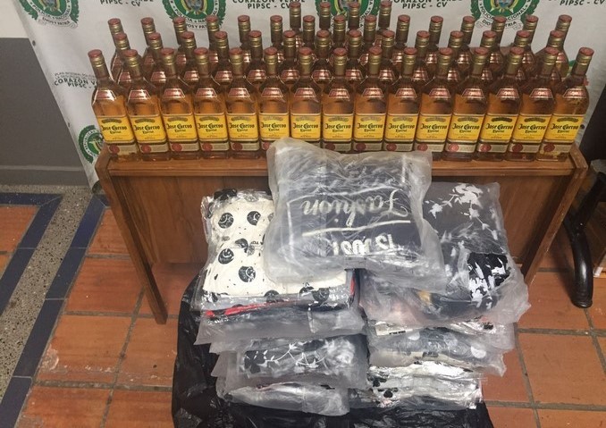 Tequila y blusas incautadas en Santa Fe de Antioquia.