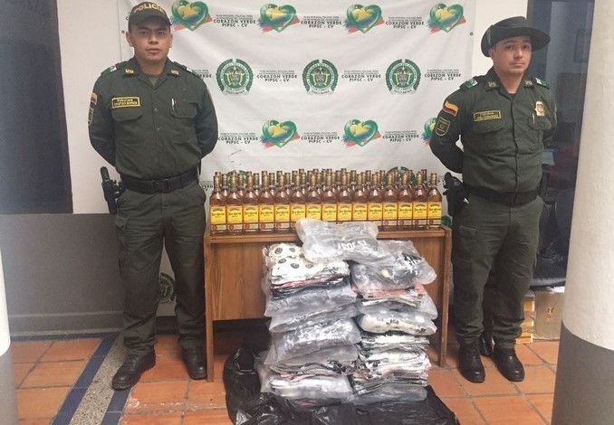 Tequila y blusas incautadas en Santa Fe de Antioquia.