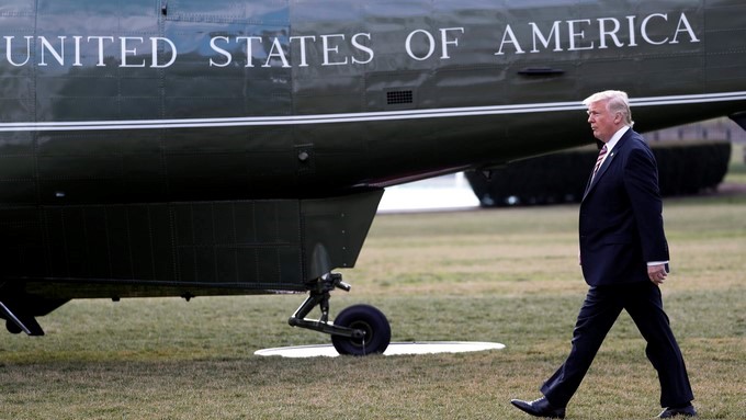 El presidente estadounidense, Donald Trump, camina hacia el helicóptero presidencial Marine One en la Casa Blanca, en Washington. EFE/Archivo