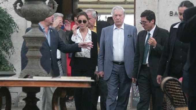 El escritor peruano Mario Vargas Llosa (2d) y su novia , Isabel Preysler (2i), participan durante una ceremonia de donación de libros de la biblioteca personal de Llosa en la ciudad de Arequipa (Perú). EFE