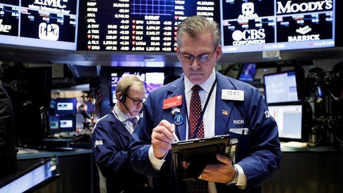 Varios corredores de bolsa trabajan en la Bolsa de Nueva York. EFE/Archivo