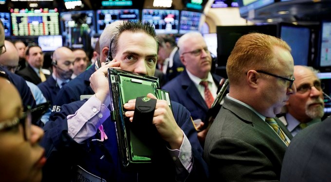 Corredores de bolsa se preparan para la oferta pública de venta de Snap, la empresa matriz de Snapchat, en la Bolsa de Nueva York, Estados Unidos, el 2 de marzo de 2017. EFE