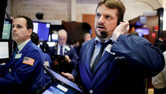 Agentes de Bolsa realizan su trabajo en el parqué de Nueva York, Estados Unidos. EFE/Archivo