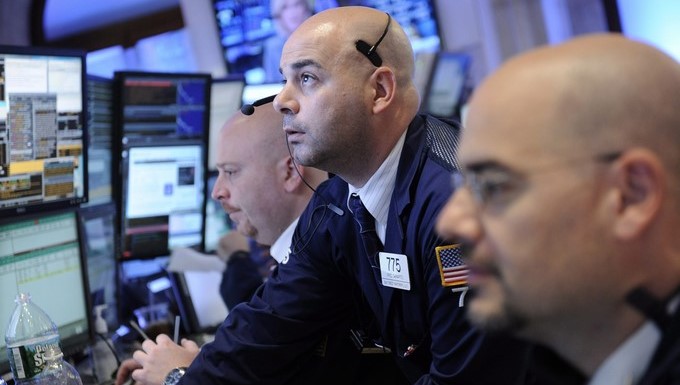 Operadores de la bolsa de Nueva York analizan operaciones en Nueva York, Estados Unidos. EFE/Archivo