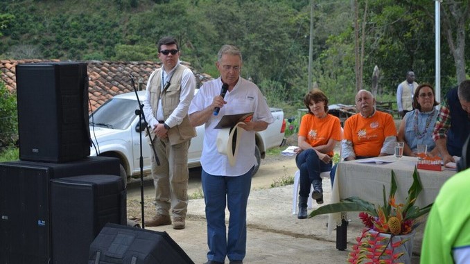 FOTOS: Uribe anuncia compromisos del Centro Democrático con Mocoa y Manizales