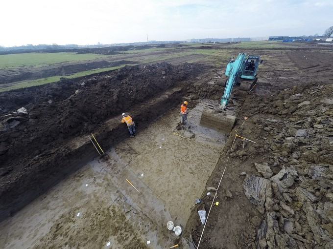 Fotografía facilitada por ADC Archeoprojecten, de una vista general de las excavaciones para la construcción de un parque empresarial en Holanda, donde se han descubierto inusuales y misteriosos restos del Imperio Romano como piezas de bronce, una estatua de piedra de Júpiter y una lápida con la inscripción "DEAE" (la diosa). EFE