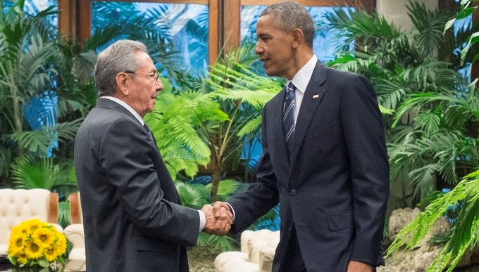 El expresidente estadounidense Barack Obama (d) saluda a Raúl Castro (i) durante una reunión. EFEArchivo