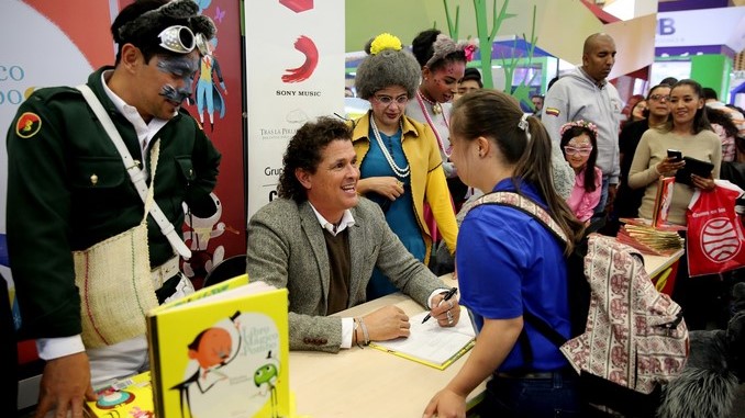 FOTOS y VIDEO: Carlos Vives define el libro como un “alimento para la mente” de los niños