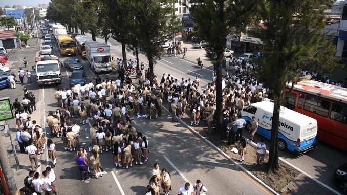 ATROPELLAN A 13 ESTUDIANTES QUE PROTESTABAN FRENTE A UN COLEGIO EN GUATEMALA