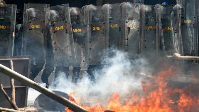 LAS FUERZAS DE SEGURIDAD DISPERSAN LAS MARCHAS OPOSITORAS EN CARACAS
