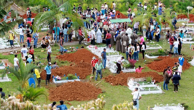 Entierro de víctimas en Mocoa