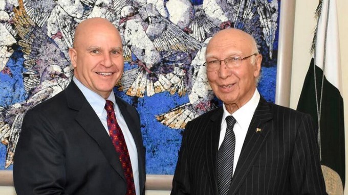 El asesor de Seguridad de EEUU habla de seguridad con el primer ministro paquistaní