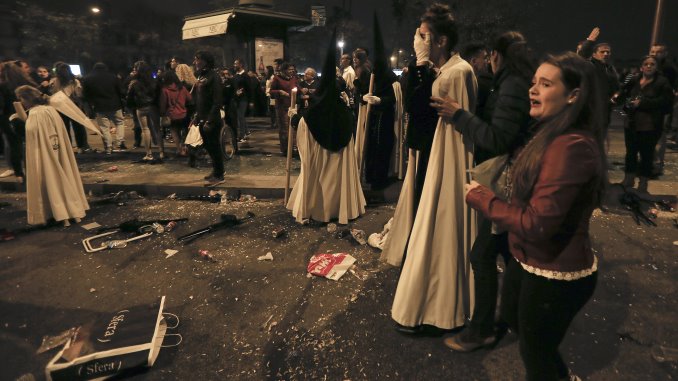 LA MADRUGÁ DE SEVILLA SE SOBREPONE A DESÓRDENES POR CARRERAS SIMULTÁNEAS