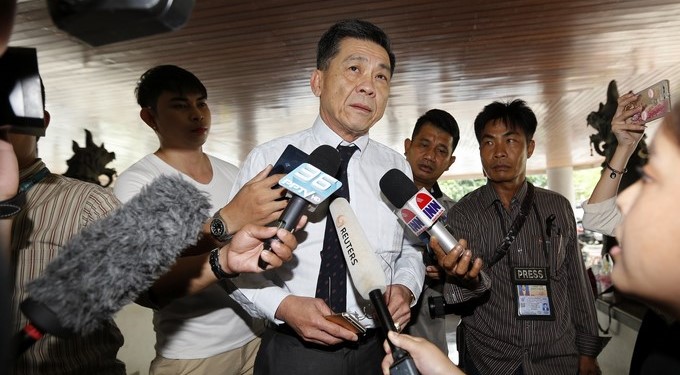 El jefe del Departamento de Litigios Criminales del Sur de Bangkok, Sutthi Kittisupaporn, informa a la prensa sobre el caso contra el nieto del cocreador de Red Bull, acusado del homicidio de un policía en 2012, en el Tribunal Criminal Meridional de Bangkok (Tailandia) este 27 de abril. EFE