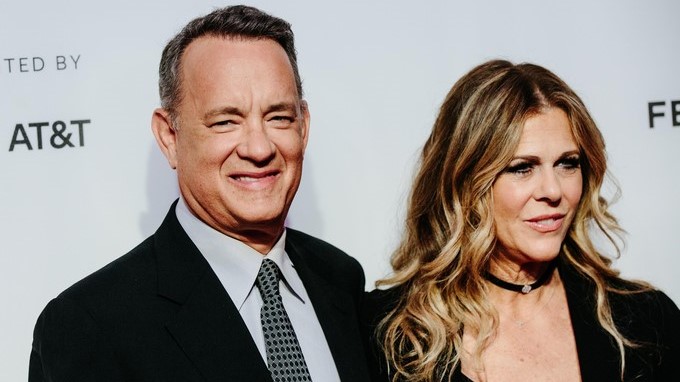 El actor estadounidense Tom Hanks (i) y su esposa Rita Wilson (d) llegan al estreno de la película 'The Circle' durante el Festival de Cine Tribeca 2017 el 26 de abril de 2017, en Nueva York (EE.UU.). EFE