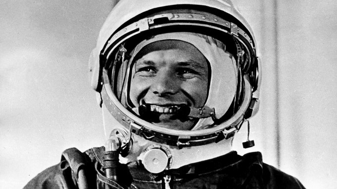 El atronauta ruso Yuri Gagarin se muestra feliz a su regreso a la Tierra tras permanecer más de una hora fuera de la atmósfera terrestre a bordo de la nave Vostok. EFEArchivo