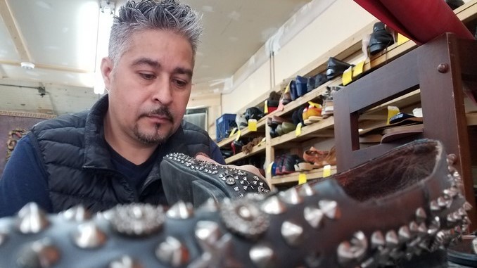 ISAURO BARRERA, EL INTERVENTOR DE ZAPATOS REQUERIDOS POR RAPEROS