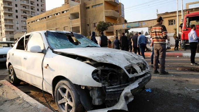 Al menos 13 agentes de Policía y tres civiles resultaron heridos hoy por la explosión de un artefacto explosivo al lado de un centro de formación policial en la ciudad de Tanta. EFE