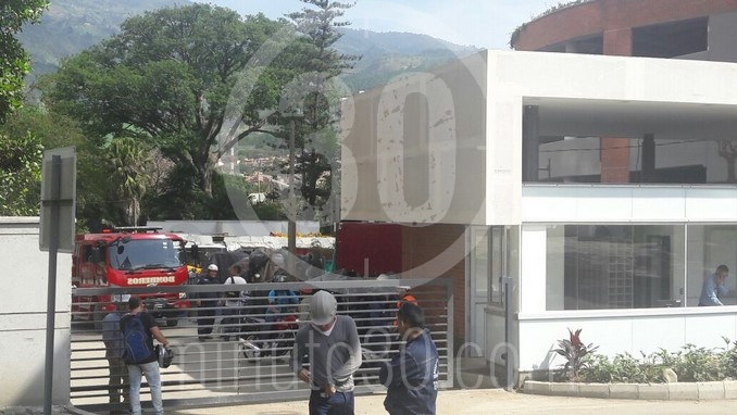 Accidente de grúa pluma en Bello.