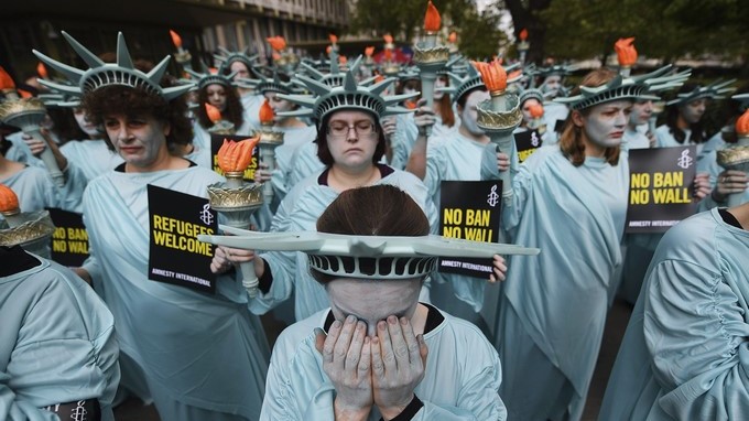Activistas marchan contra Trump en Londres vestidos de estatua de la Libertad