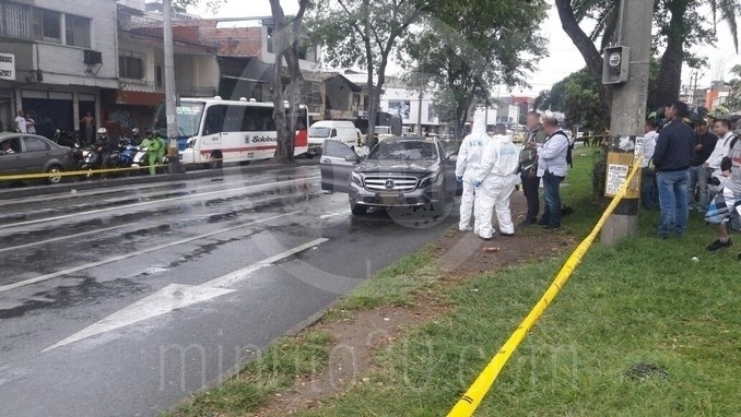 Asesinado dentro de camioneta en avenida Guayabal.