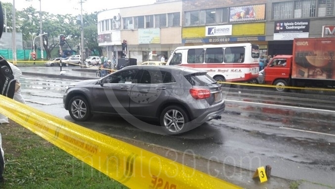Asesinado dentro de camioneta en avenida Guayabal.